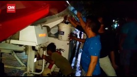 VIDEO: Truk Tangki Bocor, Warga Ambil Petralite Yang Tumpah