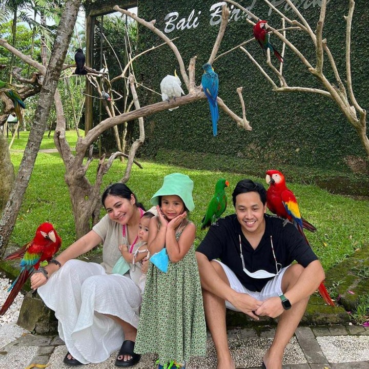 <p>Tidak hanya pandai dalam urusan <em>make up</em> saja, nih Bunda. Ansara juga terlihat sudah pandai bergaya saat berfoto. Ansara terlihat sangat menggemaskan dan modis ya, Bunda. (Foto: Instagram @cacatengker)</p>