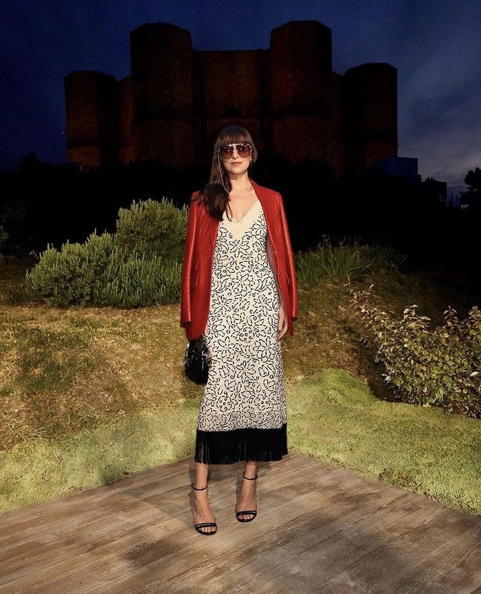 Tidak pernah absen kenakan busana Gucci, kini Dakota Johnson tampil paripurna dengan aksesori sunglasses dan tas Jackie 1961 dari brand mewah ini asal Italia ini. Foto: instagram.com/gucci/Zoe McConnell