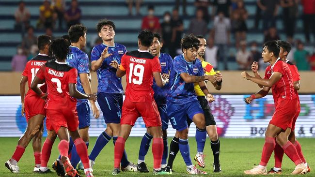 Timnas Indonesia U-23 hanya punya 14 pemain saat melawan Malaysia dalam perebutan medali perunggu SEA Games 2021 (2022) di Stadion My Dinh, Minggu (22/5).