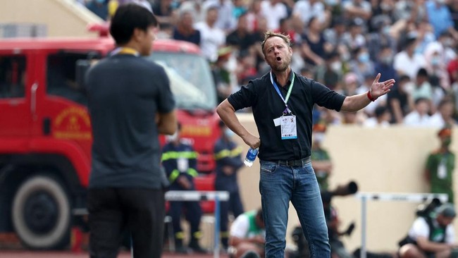 Pelatih timnas Thailand Alexandre Polking menyebut serangan netizen Indonesia sulit dikendalikan usai semifinal SEA Games 2021 (2022).