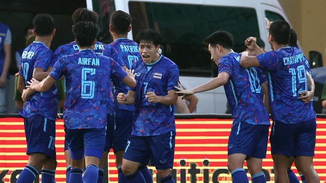 Timnas Thailand U-19 berhak memimpin klasemen Grup A Piala AFF U-19 2022 setelah sukses menghajar Myanmar 3-0, Senin (4/7).