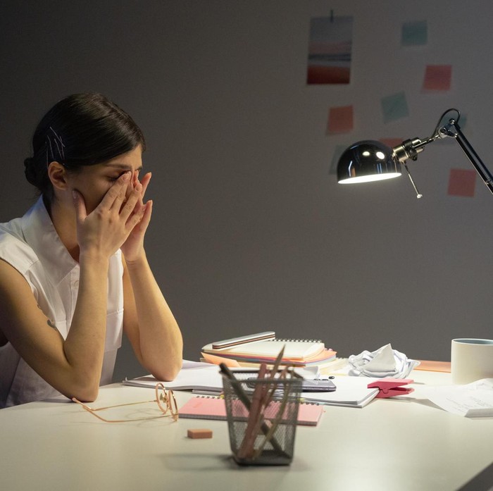Workaholic adalah mereka yang bekerja tanpa lelah siang malam dan nggak jarang melupakan kehidupan pribadinya. Inilah sekumpulan zodiak yang paling workaholic! (Foto: Pexels.com/ Cottonbro)