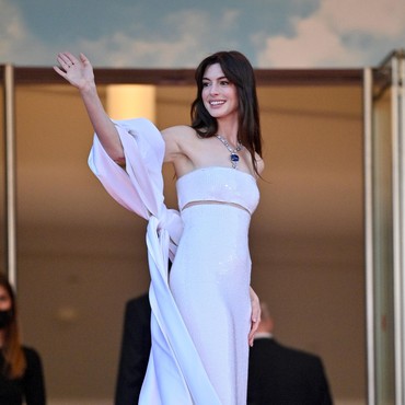 Penampilan Anggun Anne Hathaway di Cannes 2022 Jadi Sorotan