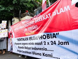 Detik-detik Massa Pendukung UAS Desak Masuk ke Kedubes Singapura