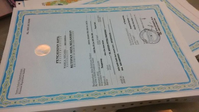 Bila menemukan kesalahan penulisan nama akta kelahiran, Anda bisa ajukan permohonan ganti nama. Berikut syarat dan cara mengganti nama di akta kelahiran.