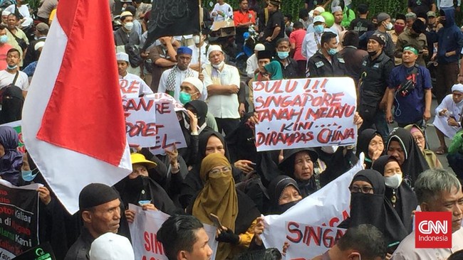 Massa pendukung UAS membawa spanduk seperti 'Usir Dubes Singapura' di Konjen Singapura, Medan.