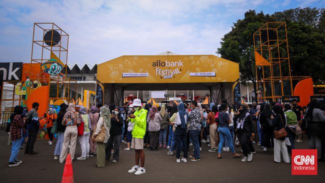 Allo Bank Festival 2022 juga dinikmati oleh para penggemar musisi lokal, meski harus hujan-hujanan di Istora Senayan.
