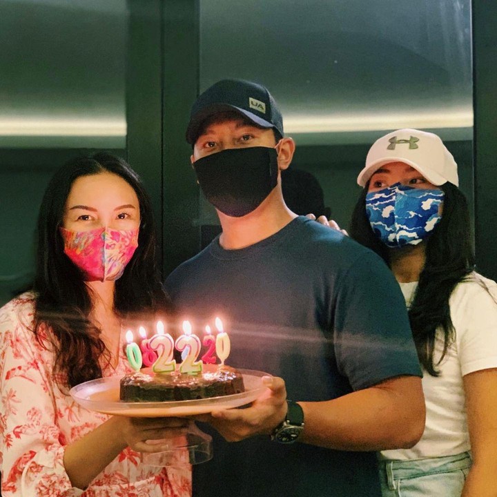<p>Pada bulan Agustus tahun lalu, Tata Cahyani juga tidak lupa memberikan kejutan untuk sang putra ketika berulang tahun. Ia memberikan kue kepada putranya. (Foto: Instagram @darmamh)</p>
