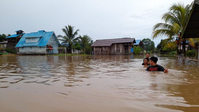 Sudah empat hari Muara Tabang, Kabupaten Kutai Kartanegara, Kalimantan Timur, terendam banjir. Meski berangsur surut, masih ada 9 desa yang kebanjiran.