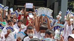 Tekan Stunting, Alfamart Bagikan 200 Ribu Paket Susu ke Anak Sekolah