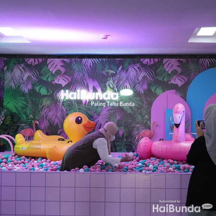 <p>Di PitStop HaiBunda, para Bunda bisa seru-seruan bersama dengan beragam fasilitas. Mulai dari kursi pijat hingga Kolam Bunda Happy yang membuka peluang bagi siapapun untuk mendapatkan hadiah. (Foto: HaiBunda)</p>