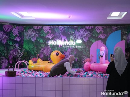 7 Potret Keseruan Booth HaiBunda di Hari Pertama Allo Bank Festival, Ada Beragam Hadiah Nih