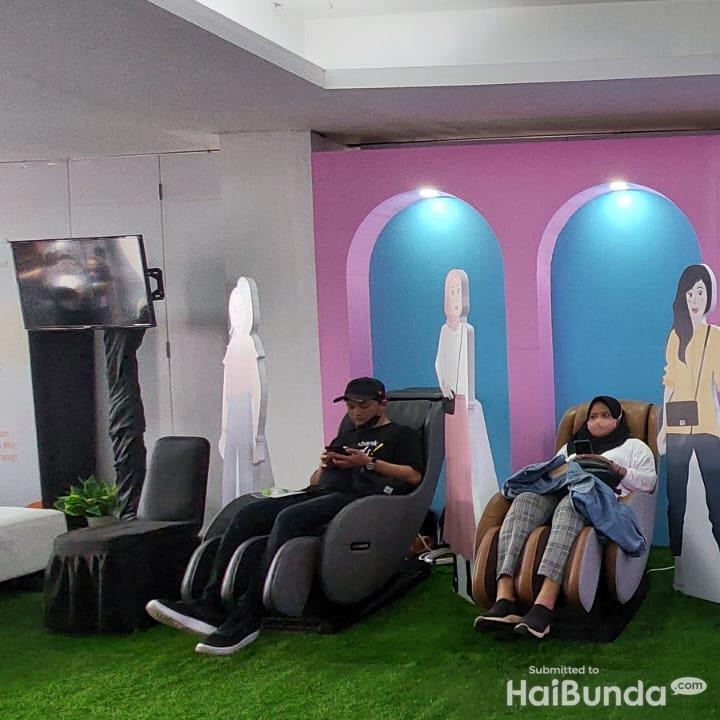 <p>"Dapat 30 poin, hadiahnya tas belanja," tutur Bunda Alif yang baru saja bermain di Kolam Bunda Happy dan menikmati fasilitas kursi pijat.</p>