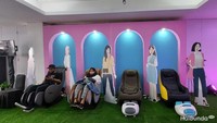 <p>"Dapat 30 poin, hadiahnya tas belanja," tutur Bunda Alif yang baru saja bermain di Kolam Bunda Happy dan menikmati fasilitas kursi pijat.</p>