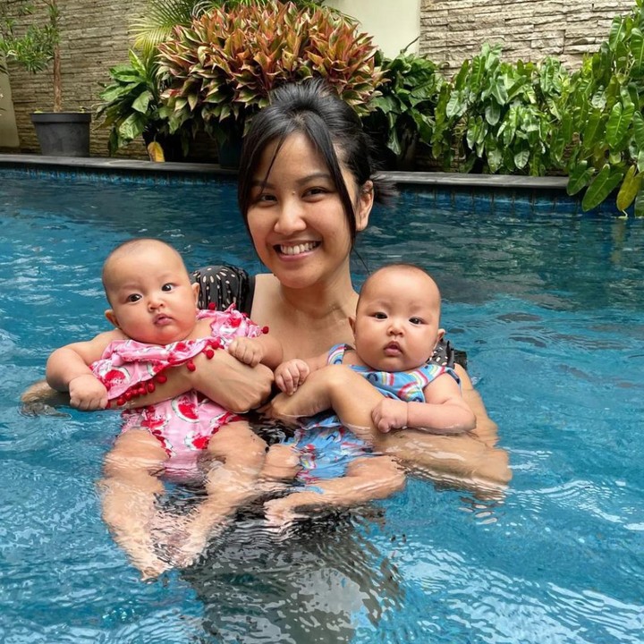 <p>Bunda Zivanna juga sering mengajak kedua putri kembarnya itu melakukan aktivitas bersama. Seperti potret yang satu ini, baru berusia 5 bulan, Si Kembar sudah diajak berenang bersama Bundanya, nih. (Foto: Instagram @zivannaletisha)</p>