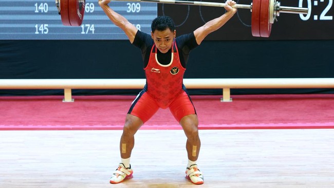 Ekoli Yuli Irawan meraih emas keenam di ajang SEA Games usai menjadi yang terbaik di cabor angkat besi kelas 61 kilogram.