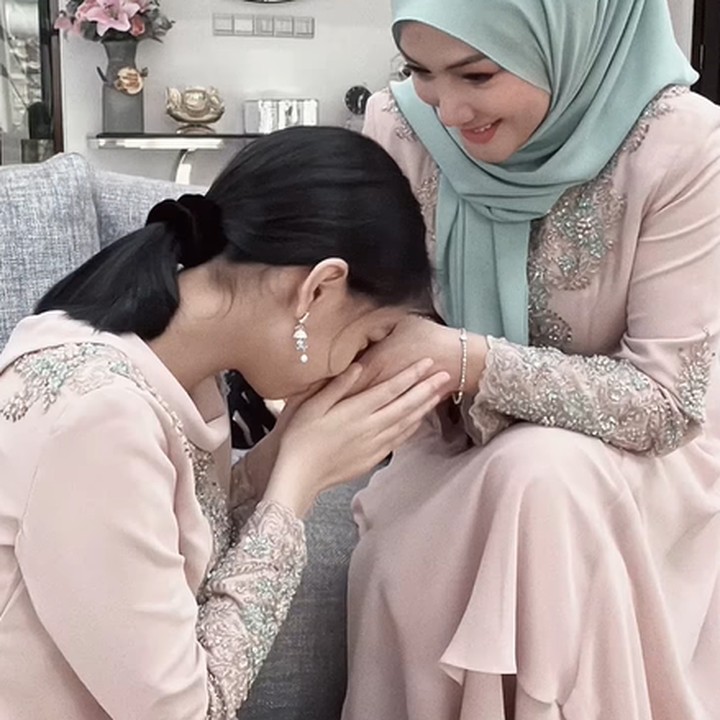 <p>Erra Fazira belum lama ini mengunggah video berisi cuplikan potret ketika sedang merayakan Idul Fitri bersama Aleesya. <em>So sweet</em>, Bunda! (Foto: Instagram @errafazira)</p>