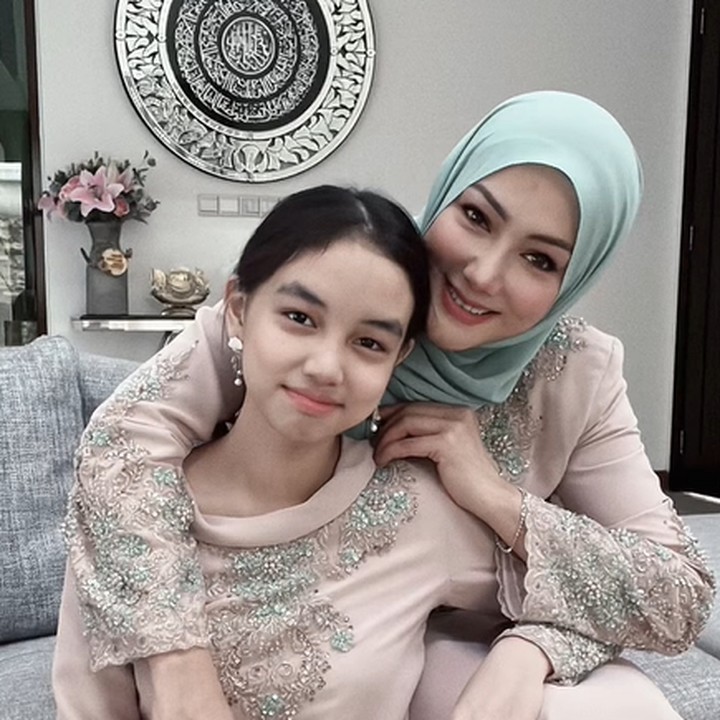 <p>Erra Fazira telah lama bercerai dari Engku Emran. Kini Aleesya telah berusia 13 tahun, Bunda. Kebersamaan ini diunggah Erra di akun Instagram pribadinya. (Foto: Instagram @errafazira)</p>