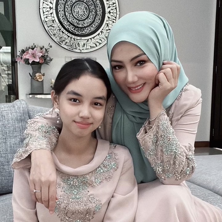 <p>Primadona film Malaysia, Erra Fazira dikaruniai putri cantik yang kini beranjak remaja. Dia adalah Engku Aleesya, anak dari hasil pernikahannya dengan Engku Emran. (Foto: Instagram @errafazira)</p>