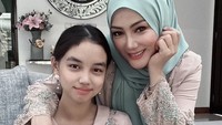 <p>Primadona film Malaysia, Erra Fazira dikaruniai putri cantik yang kini beranjak remaja. Dia adalah Engku Aleesya, anak dari hasil pernikahannya dengan Engku Emran. (Foto: Instagram @errafazira)</p>