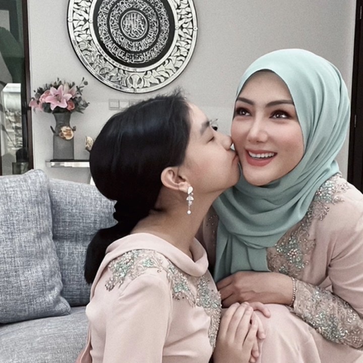 <p>Erra dan Aleesya tampak cantik dan kompak mengenakan baju kurung. Bahkan ada yang berkomentar jika keduanya terlihat seperti kakak-beradik, Bunda. (Foto: Instagram @errafazira)</p>