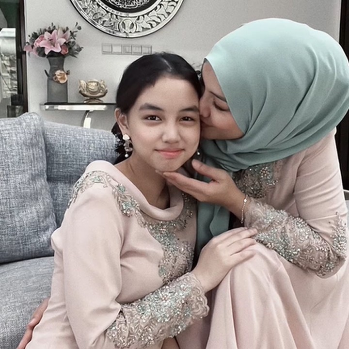 <p>Erra menuliskan keterangan foto yang menyentuh hati. <em>"Kebahagiaan kecil kami. Ya Allah aku bersyukur. Rasa cukup, rasa bahagia, rasa tenang adalah milikMu.. Limpahi kami dgn nikmat dan kasih sayangMu.. Jadikan kami hambaMu yg sentiasa berdamai dgn takdir yg telah tertulis.. Aminnnn,"</em> tulisnya. (Foto: Instagram @errafazira)</p>