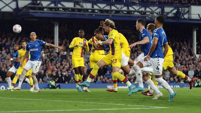 Everton terhindar dari degradasi di Premier League musim ini setelah meraih kemenangan comeback luar biasa melawan Crystal Palace.