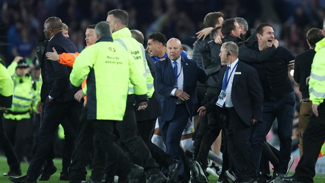 Pelatih Crystal Palace Patrick Vieira viral di media sosial setelah tertangkap kamera menendang fans Everton usai pertandingan Liga Inggris.