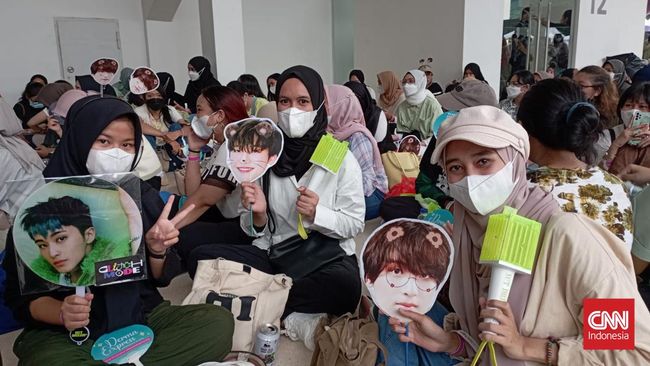 Penggemar NCT Dream nonton bareng meskipun baru berkenalan di lokasi acara Allo Bank Festival 2022.