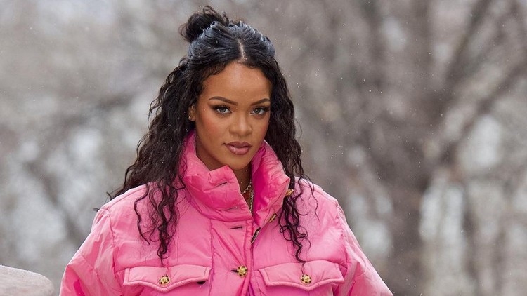 Gaya Hamil Rihanna Gaya hamil Rihanna.