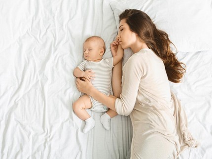 Usia Berapa Bulan Bayi Boleh Disusui sambil Tiduran?