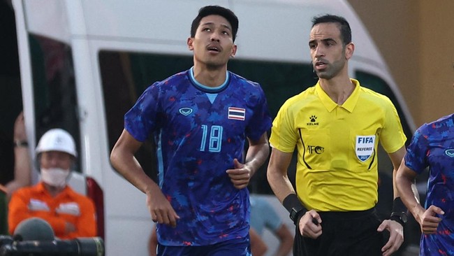 Sosok wasit Yahya Ali viral di media sosial. Banyak netizen Indonesia mengungkapkan kekesalan terhadap kinerja Yahya Ali saat Indonesia vs Thailand.
