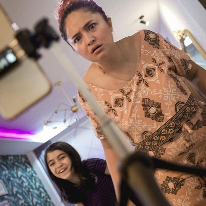 <p>Tak selalu pergi jalan-jalan, Marshanda dan Sienna juga sering menghabiskan <em>quality time</em> di rumah. Potret seru kebersamaan mereka diunggah Marshanda di akun Instagram pribadinya. (Foto: Instagram @marshanda99)</p>