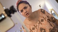 <p>Tak selalu pergi jalan-jalan, Marshanda dan Sienna juga sering menghabiskan <em>quality time</em> di rumah. Potret seru kebersamaan mereka diunggah Marshanda di akun Instagram pribadinya. (Foto: Instagram @marshanda99)</p>