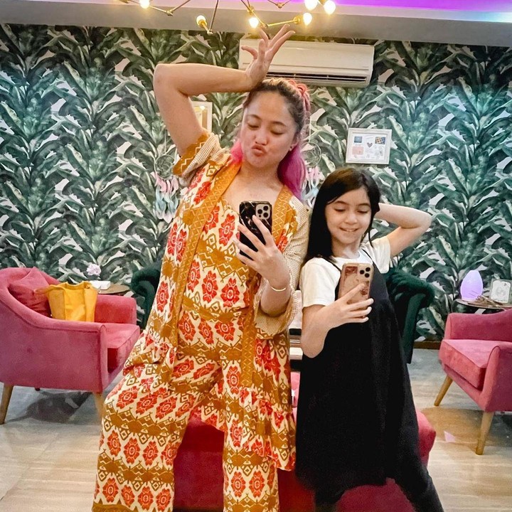 <p>Mereka juga tidak lupa melakukan foto OOTD. Kita doakan semoga Marshanda dan Sienna sehat selalu ya, Bunda. (Foto: Instagram @marshanda99)</p>