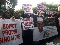 Massa Demo Konjen Singapura di Medan Buntut Pengusiran UAS