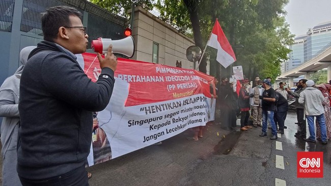 Menurut pendukung UAS, keputusan pemerintah Singapura menolak kedatangan UAS merupakan bentuk Islamophobia.