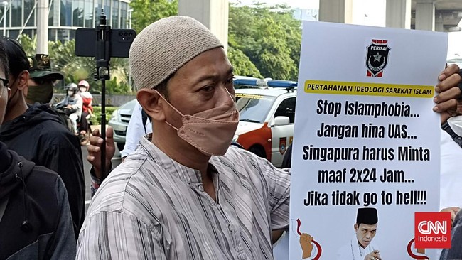 Massa aksi mulai meninggalkan lokasi sekitar pukul 16.10 WIB. Masa berangsur-angsur meninggalkan lokasi setelah hujan mereda.
