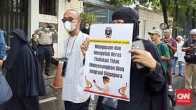 Massa Pro UAS Ancam Dobrak Gerbang Kedubes Singapura Jika Diabaikan