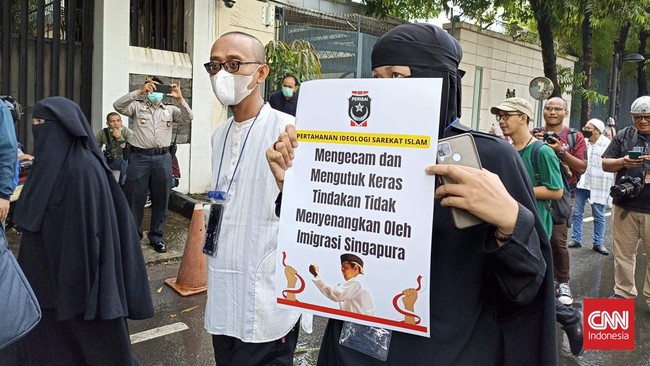Massa pendukung Ustaz Abdul Somad (UAS) mengancam akan mendobrak pagar kantor Kedutaan Besar (Kedubes) Singapura.