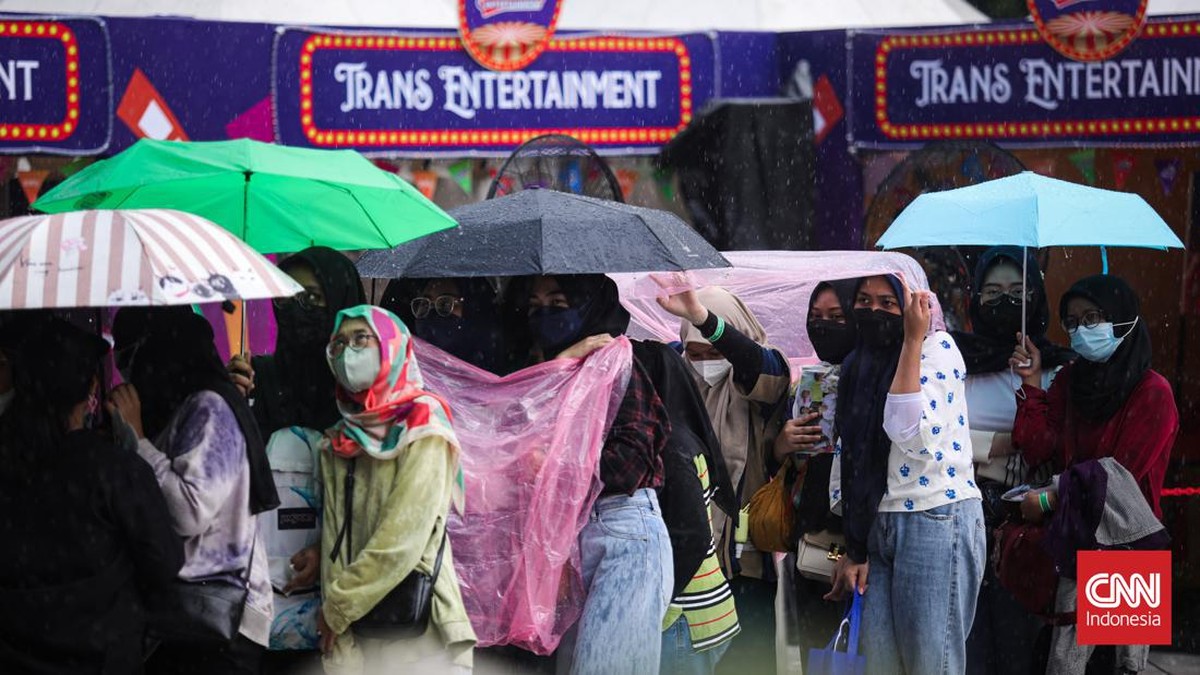 FOTO: Menembus Hujan Demi Bertemu Idola di Allo Bank Festival