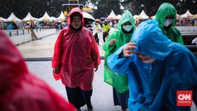 FOTO: Menembus Hujan Demi Bertemu Idola di Allo Bank Festival
