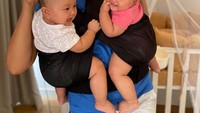 <p>Mengurus bayi kembar tentunya bukanlah hal yang mudah bagi seorang ibu ya, Bunda. Walaupun tampil sederhana tanpa menggunakan <em>make up</em>, Bunda Zivanna terlihat tampak cantik sambil menggendong kedua bayinya tersebut. (Foto: Instagram @zivannaletisha)</p>