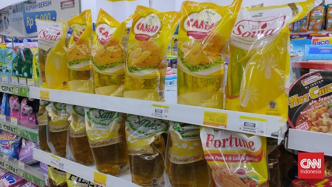 Alfamart dan Indomaret menawarkan diskon harga untuk beberapa merek minyak goreng. Berikut daftar harga terbaru minyak goreng di Alfamart dan Indomaret.