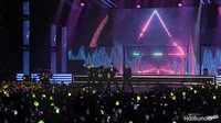 <p>Kehadiran NCT Dream di atas panggung langsung disambut sorakan histeris penggemar. NCT Dream membawakan lagu hits mereka berjudul <em>Hot Sauce</em> dan <em>Ridin'</em> di awal penampilannya. (Foto: HaiBunda/Annisa Afani)</p>