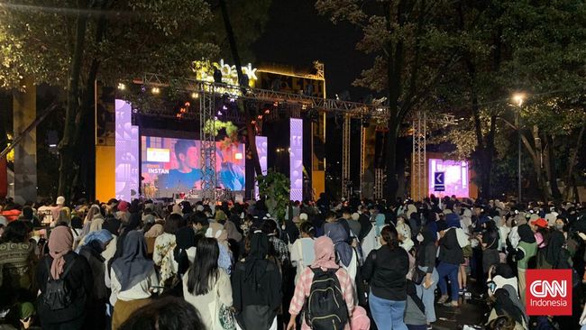 NCTzen di area Outdoor Shows Allo Bank Festival 2022 setia menyerukan chant ketika menanti penampilan NCT Dream di Special Shows.