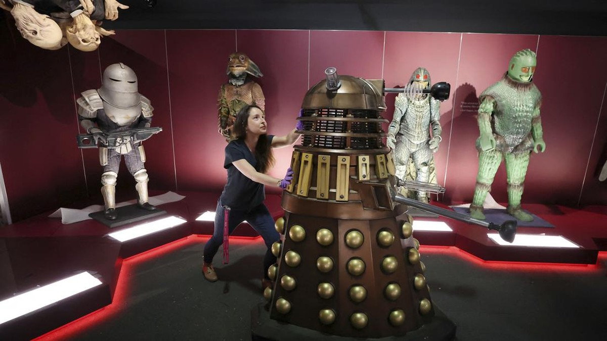 FOTO: Kejaiban Serial Doctor Who Datang ke Dunia Nyata