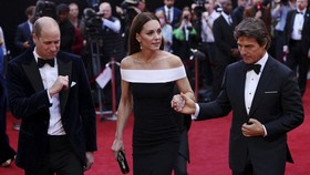 FOTO: Tom Cruise 'Jaga' Pangeran William-Kate di Premier Top Gun 2