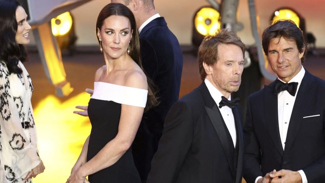 FOTO: Tom Cruise 'Jaga' Pangeran William-Kate di Premier Top Gun 2